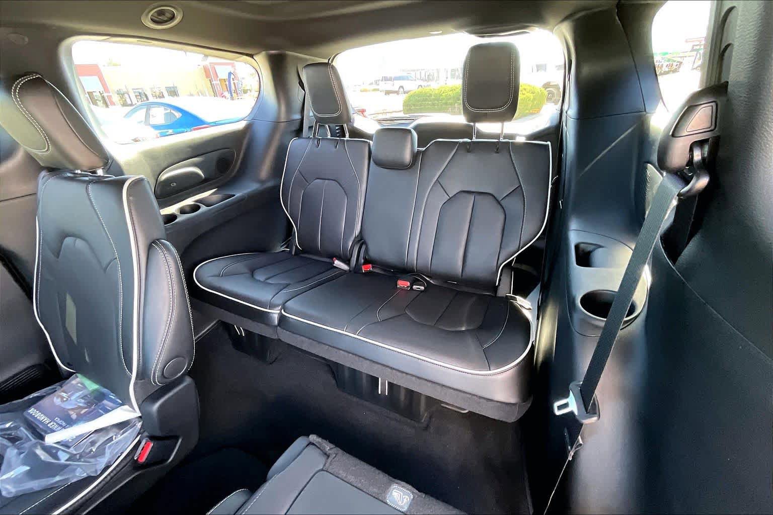 New 2026 Chrysler Pacifica Limited w/ S Appearance Package FWD image 22