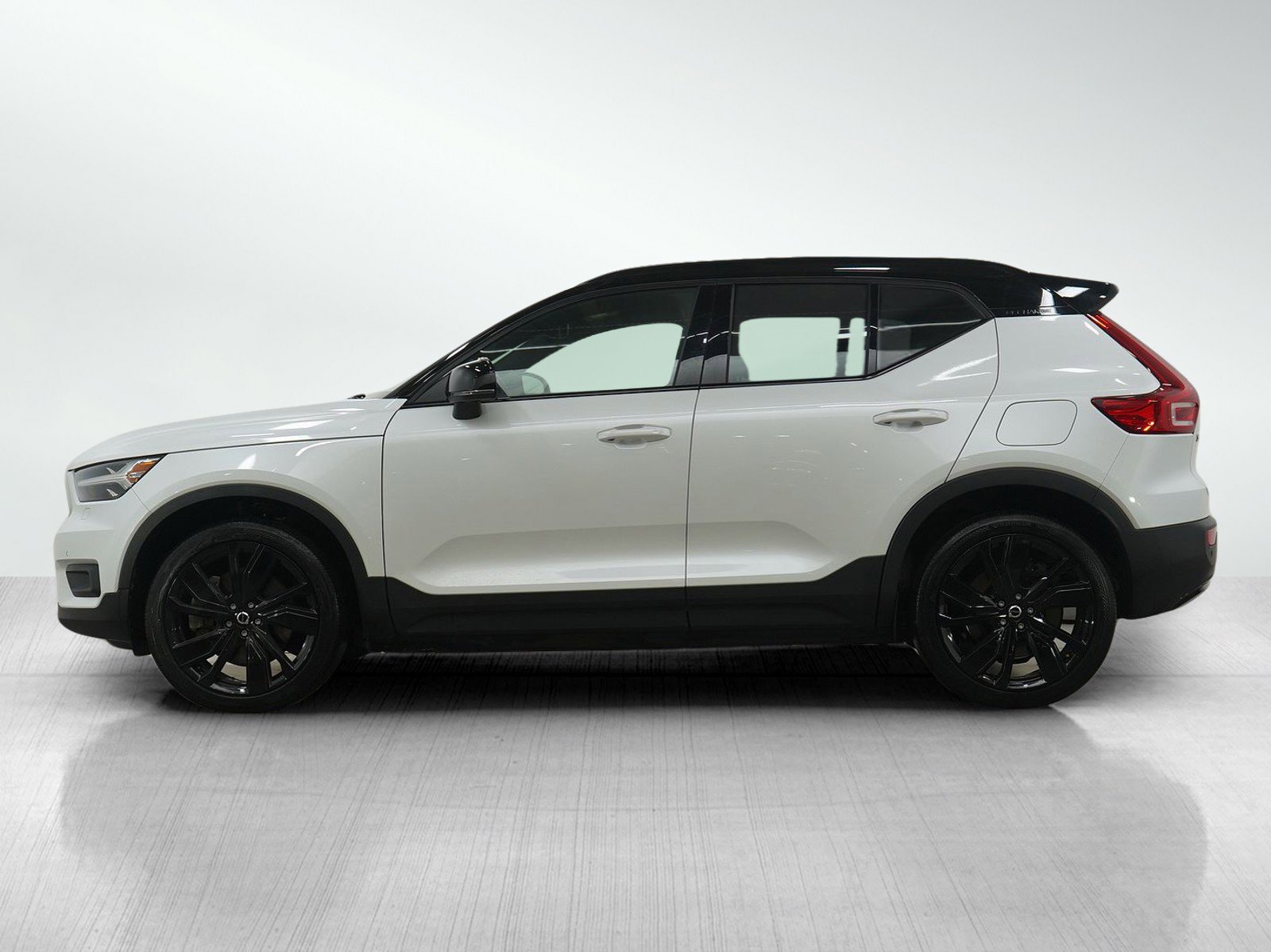 Used 2021 Volvo XC40 P8 Recharge w/ Advanced Package image 2