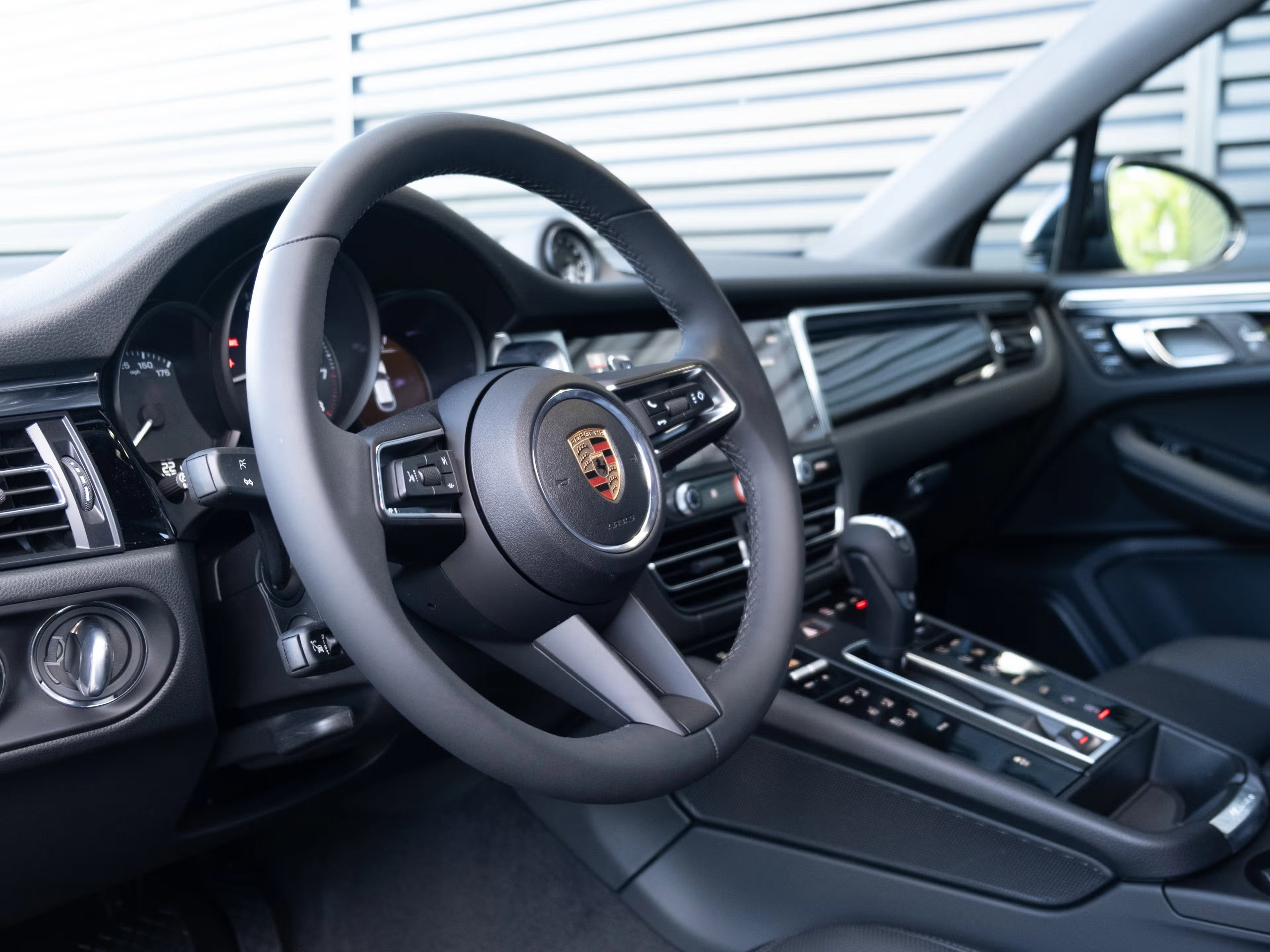 Certified 2025 Porsche Macan image 4