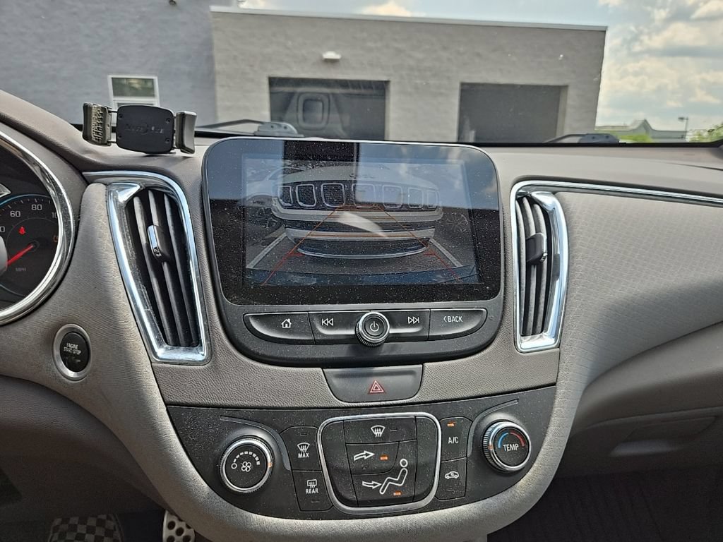 Used 2017 Chevrolet Malibu LT FWD image 23