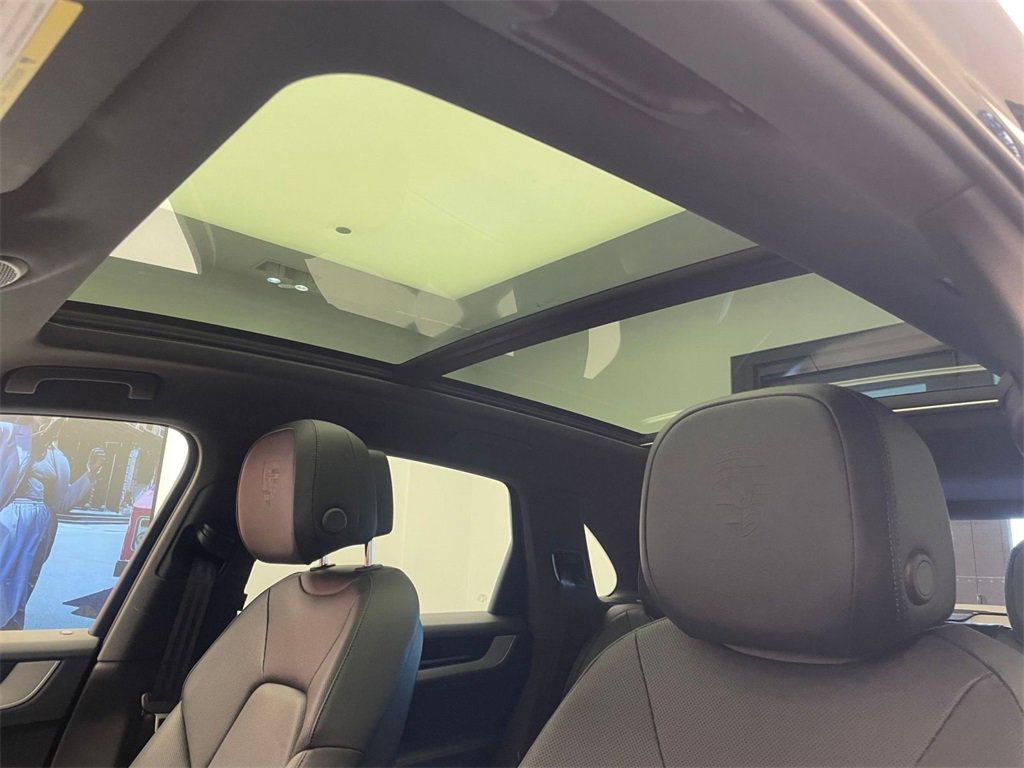 Used 2025 Porsche Cayenne image 21