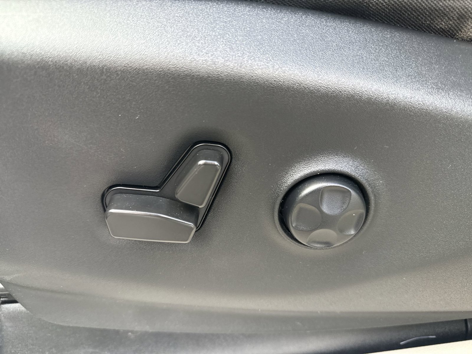 Used 2022 Chrysler Voyager LX FWD image 13