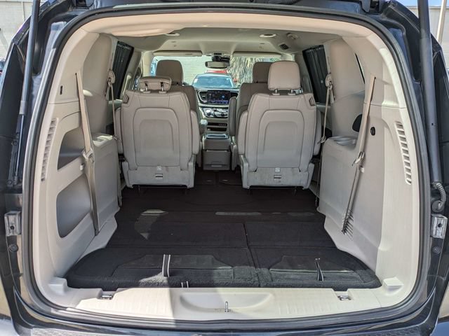 Used 2021 Chrysler Pacifica Touring-L FWD image 14