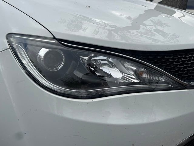 Used 2018 Chrysler Pacifica Touring Plus w/ Tire & Wheel Group image 9