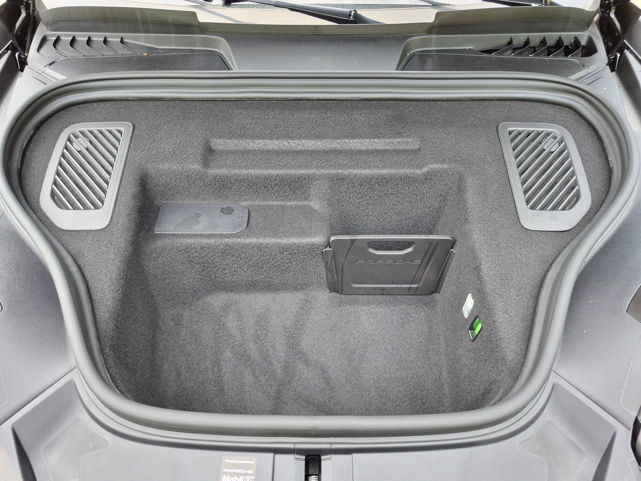 Certified 2025 Porsche Macan Electric RWD image 36