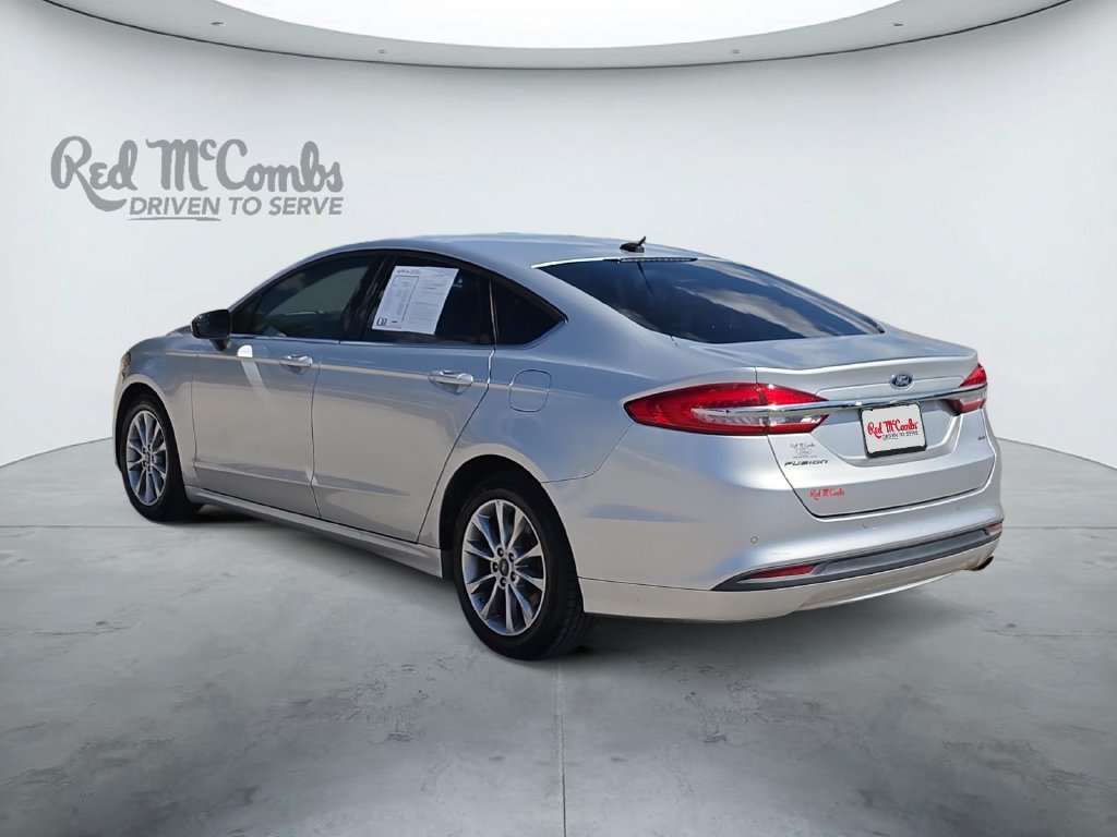 Used 2017 Ford Fusion SE w/ Fusion SE Technology Package FWD image 3