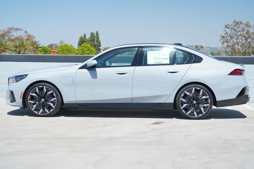 New 2026 BMW 550e xDrive w/ Executive Package AWD/4WD image 4