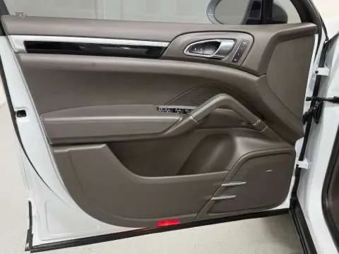 Used 2018 Porsche Cayenne Platinum Edition image 31