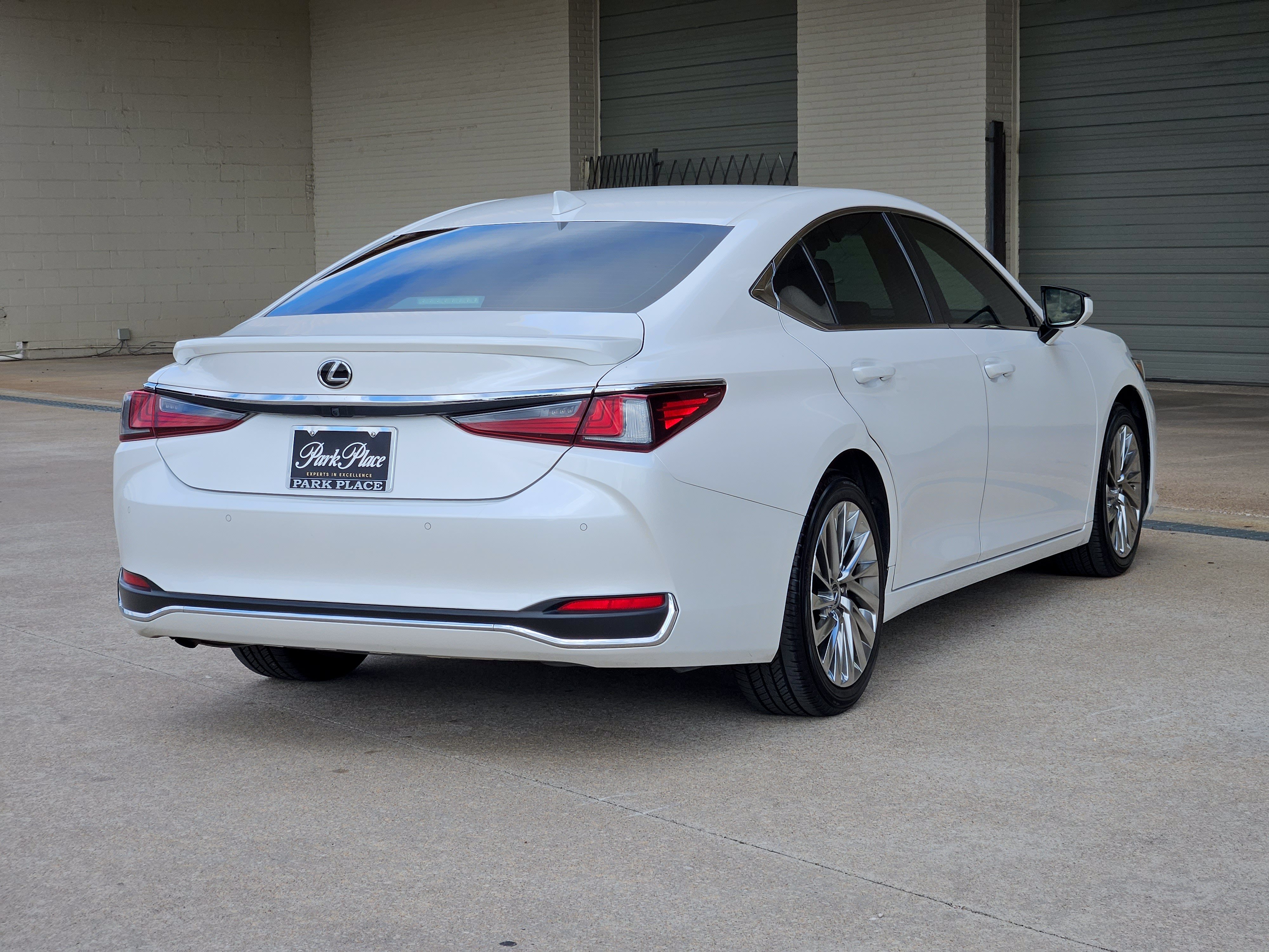 Used 2023 Lexus ES 300h Ultra Luxury w/ Accessory Package (Z2) FWD image 9