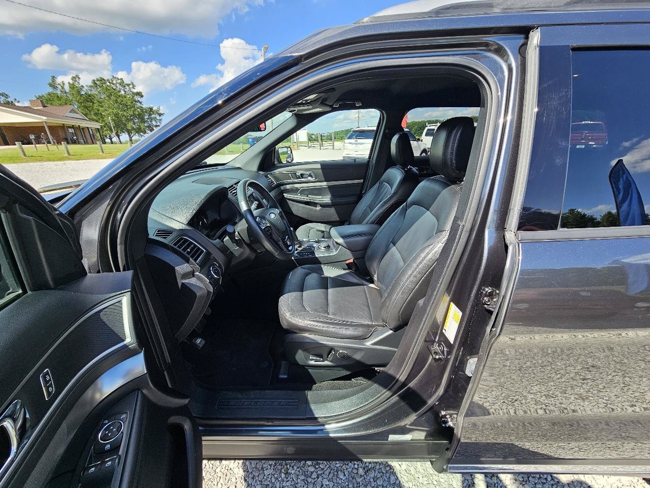 Used 2018 Ford Explorer XLT w/ Equipment Group 202A AWD/4WD image 14