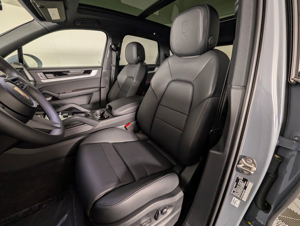 Certified 2025 Porsche Cayenne image 5