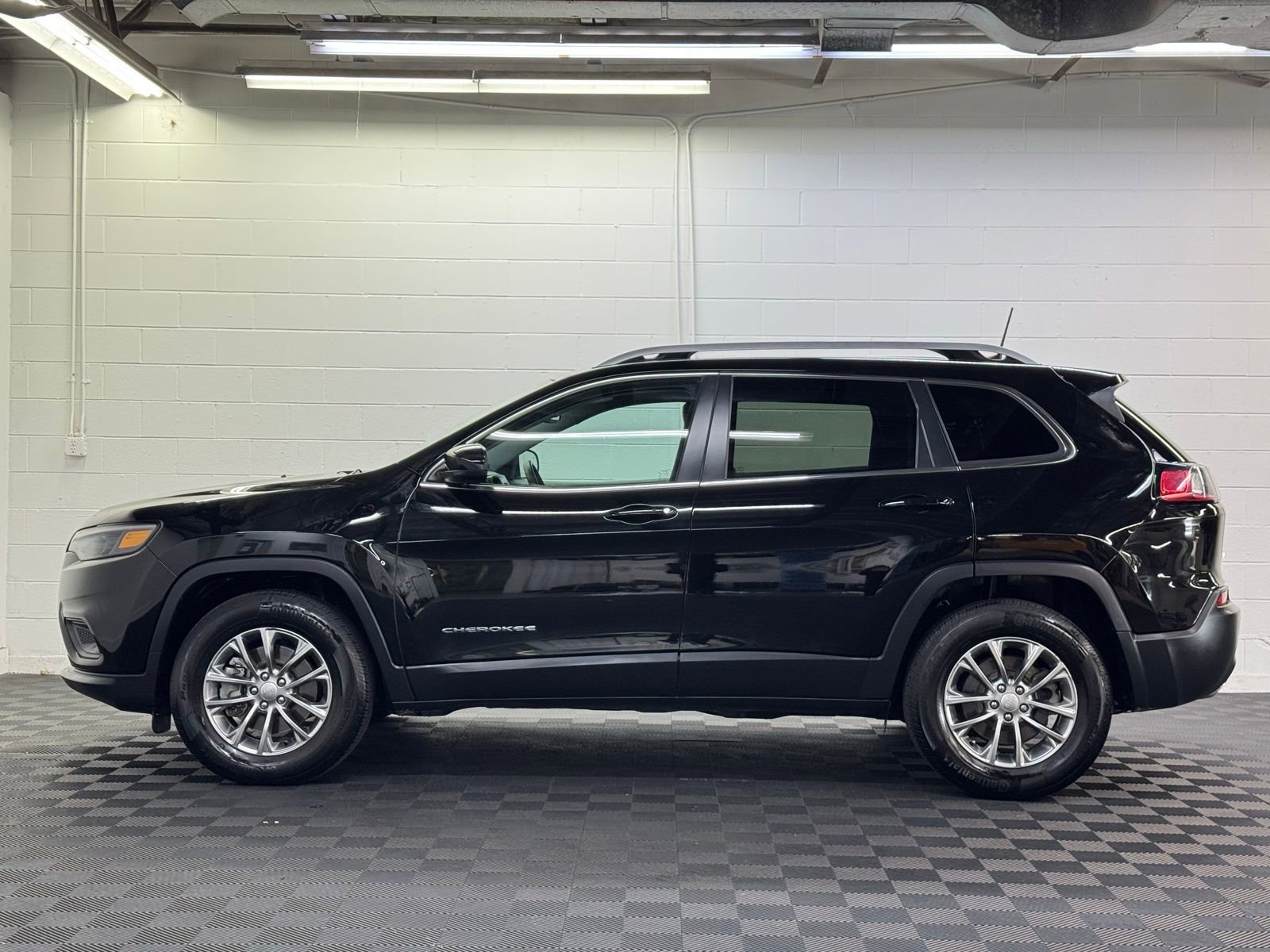 Used 2019 Jeep Cherokee Latitude Plus w/ Comfort/Convenience Group image 3