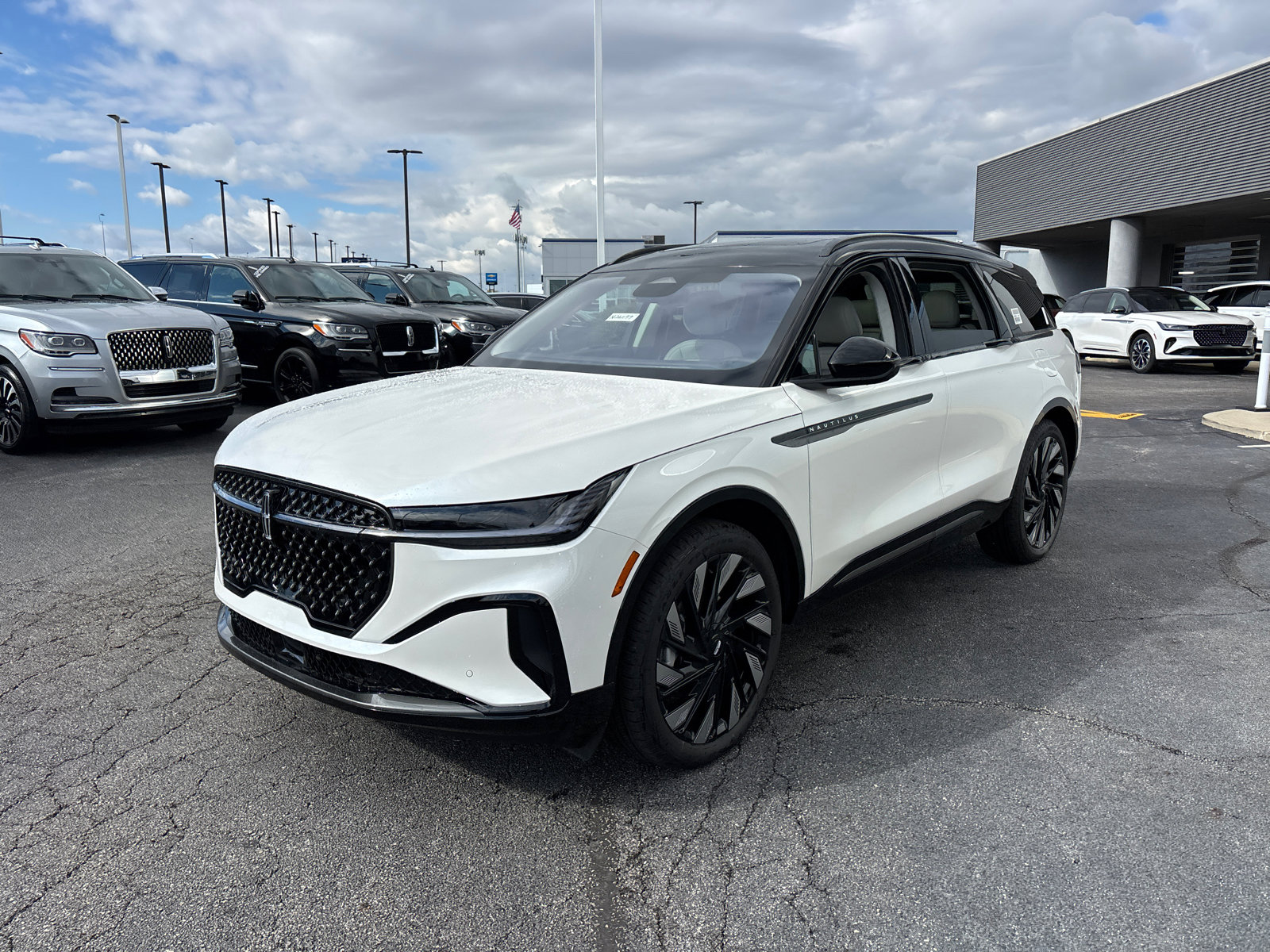 New 2026 Lincoln Nautilus Reserve image 3