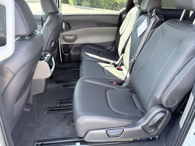 New 2026 Kia Carnival EX FWD image 4