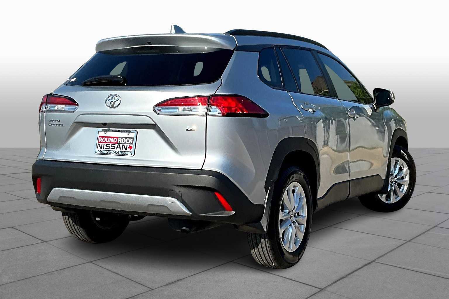 Used 2024 Toyota Corolla Cross LE image 12