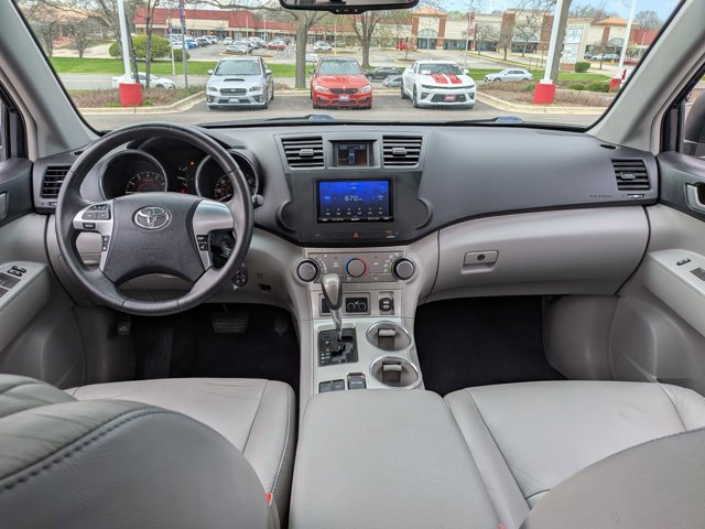 Used 2012 Toyota Highlander SE w/ Tow Pkg image 22