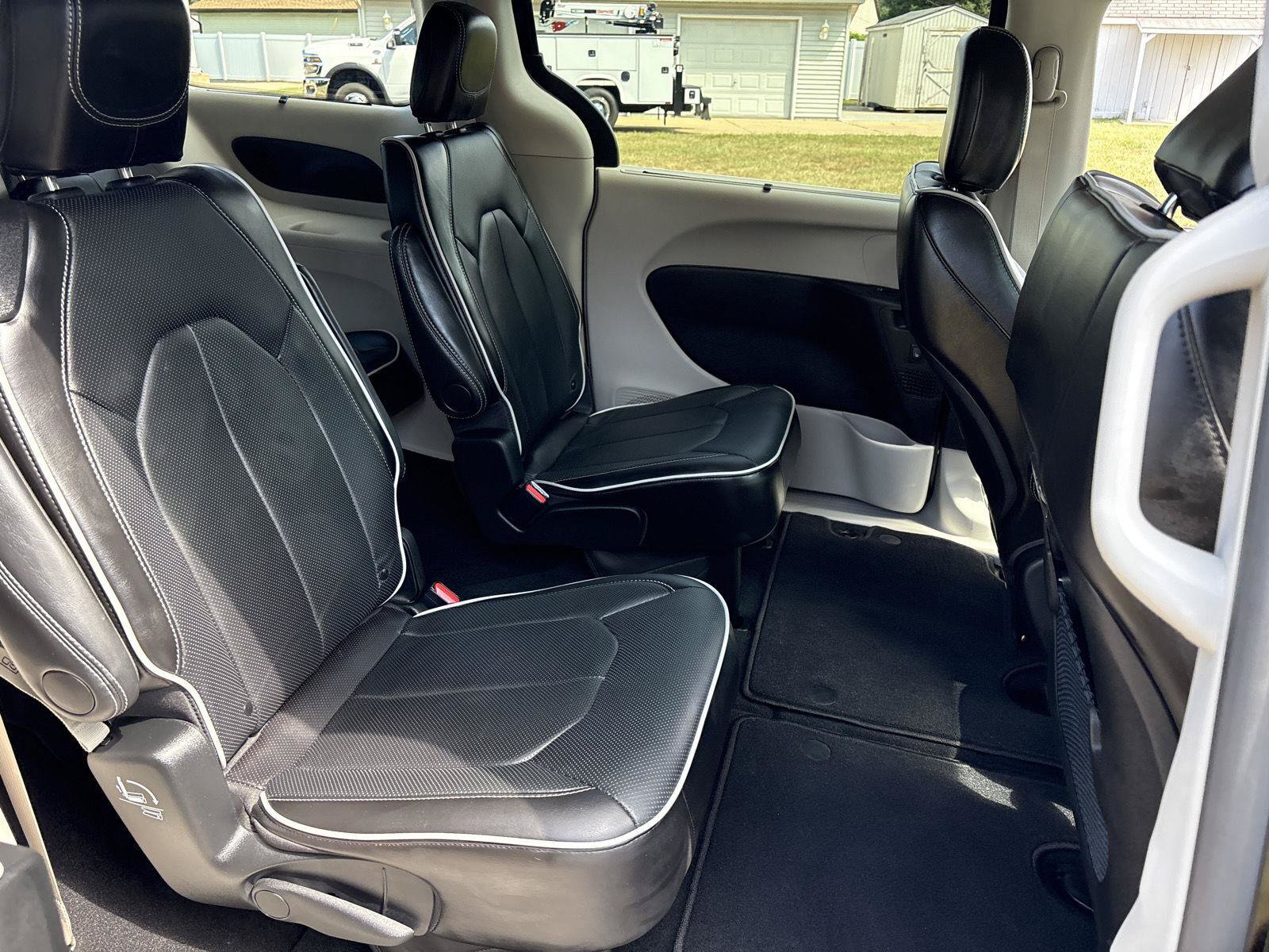 Used 2024 Chrysler Pacifica Limited FWD image 14
