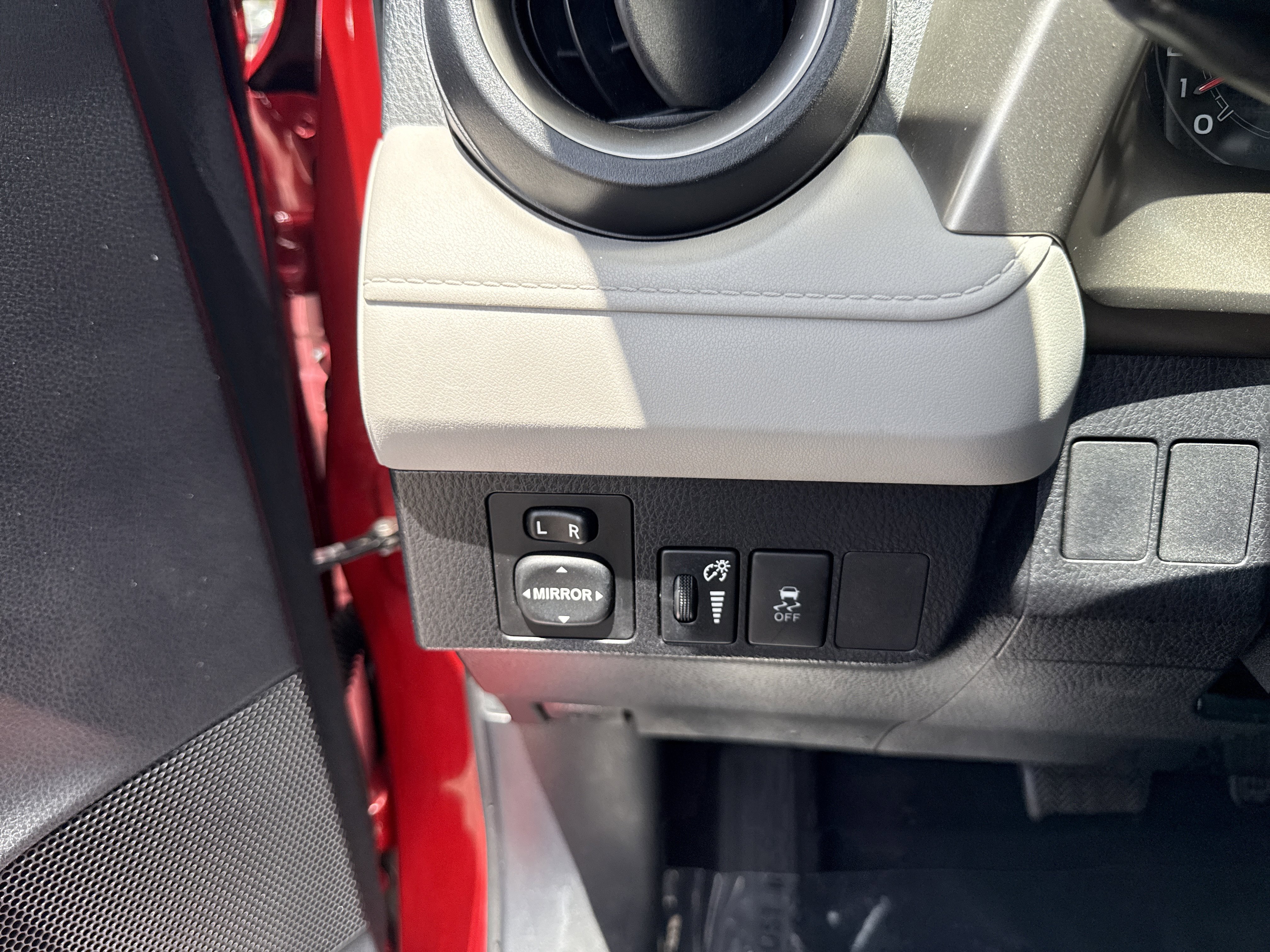Used 2015 Toyota RAV4 LE FWD image 19