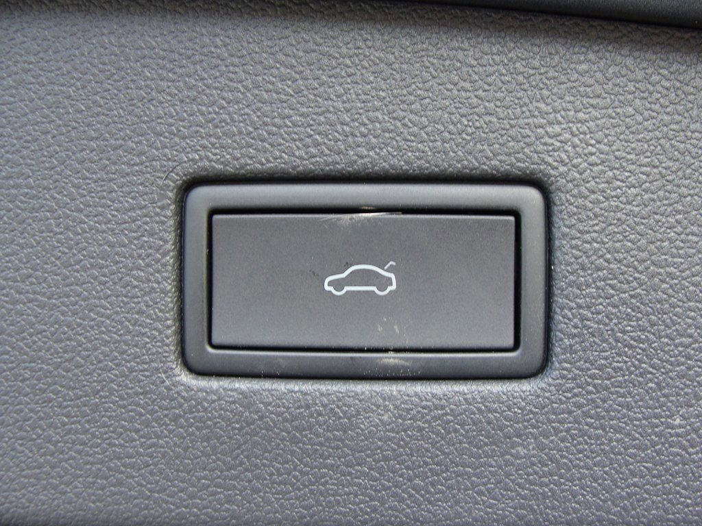 Used 2023 Volkswagen Tiguan SE image 38