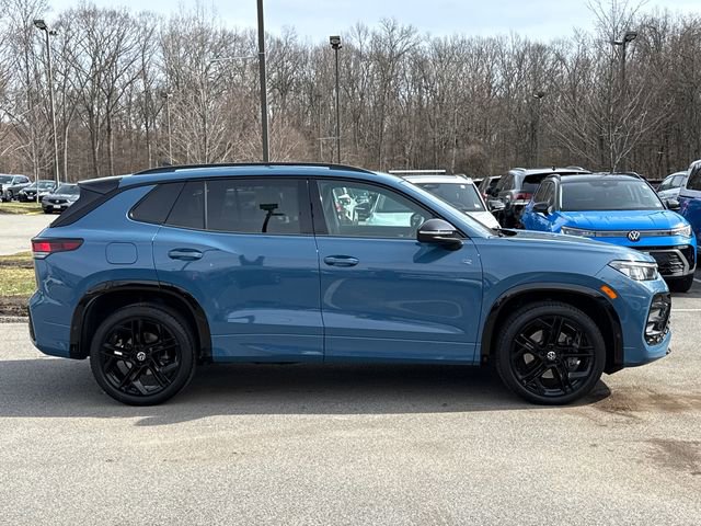 Certified 2025 Volkswagen Tiguan SE R-Line image 3