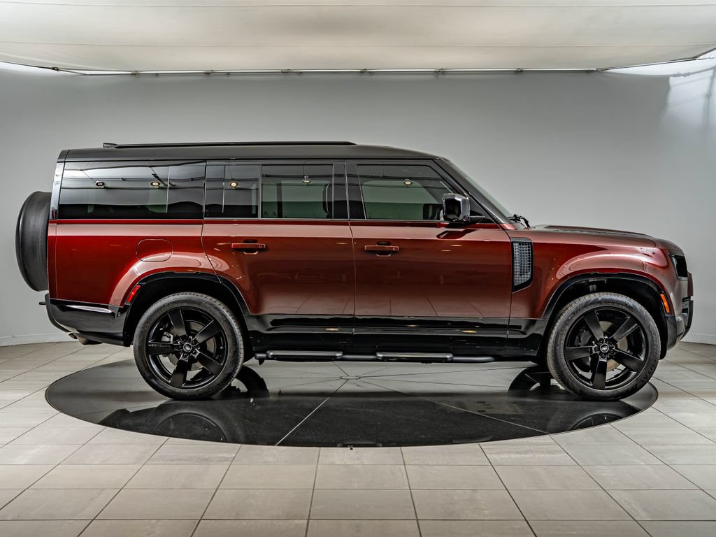 Used 2025 Land Rover Defender 130 X-Dynamic SE AWD/4WD image 4