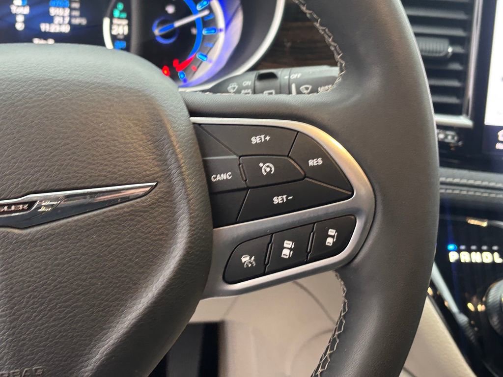 Used 2023 Chrysler Pacifica Limited image 14