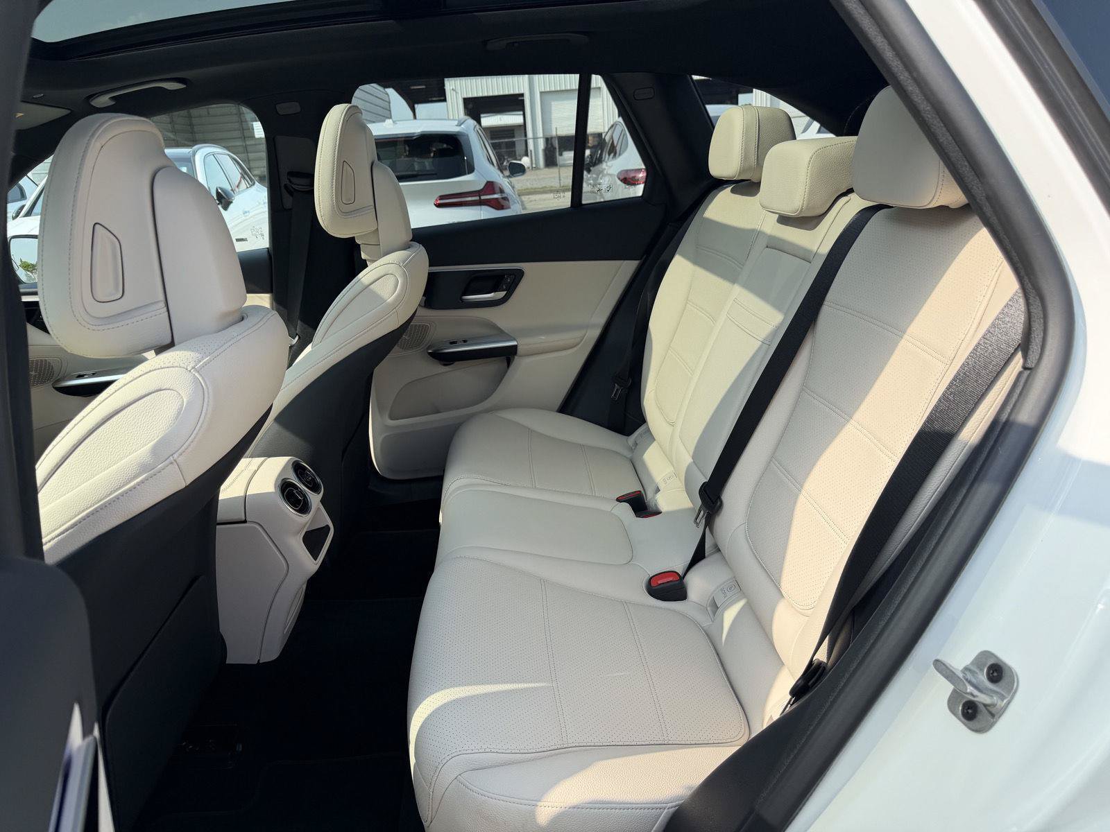 Used 2025 Mercedes-Benz GLC 300 4MATIC image 17