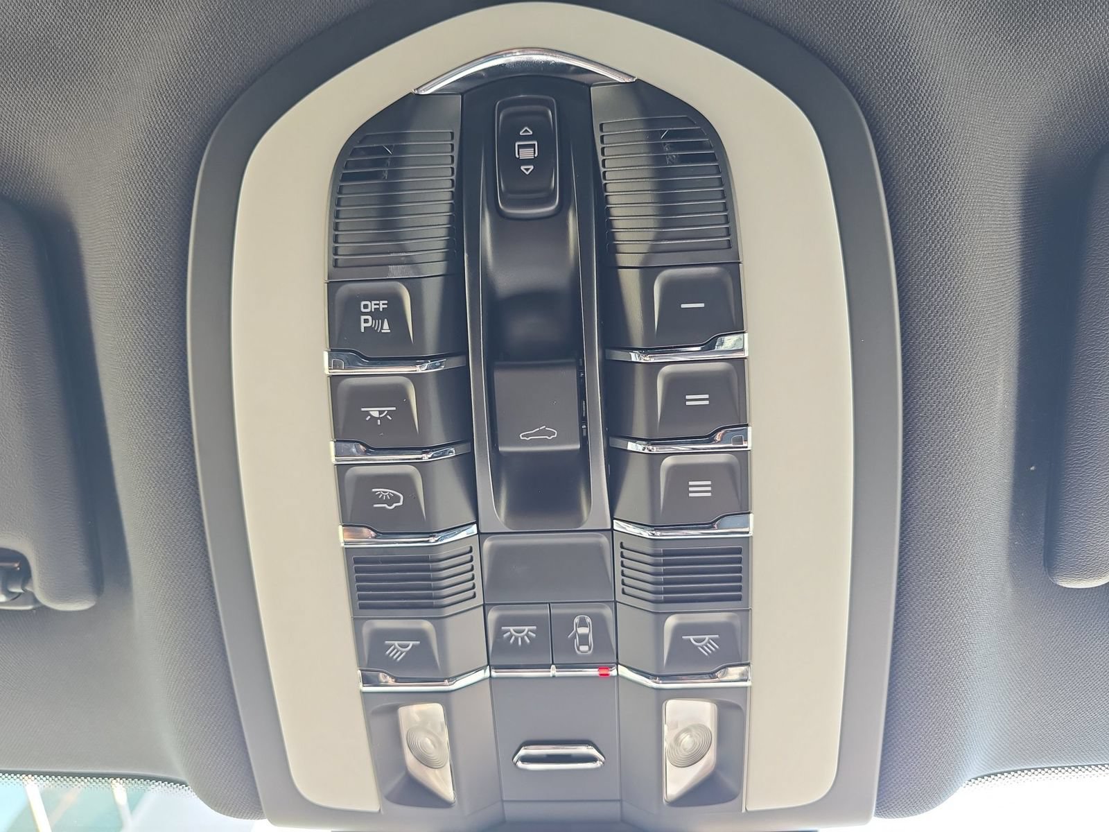 Used 2024 Porsche Macan AWD/4WD image 24