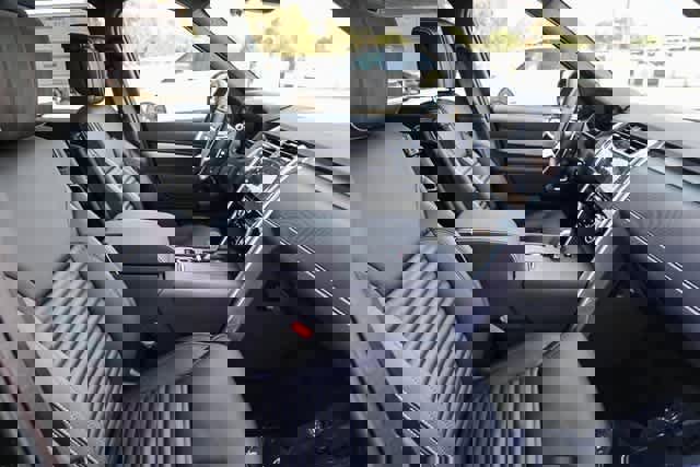 New 2025 Land Rover Discovery Dynamic SE image 18