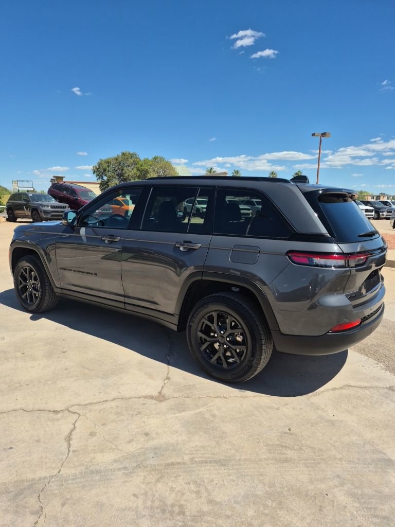 Used 2025 Jeep Grand Cherokee Altitude image 7