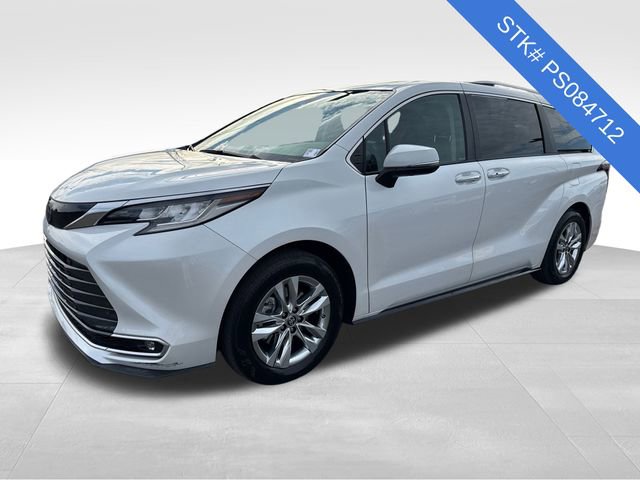 Used 2023 Toyota Sienna Limited image 3