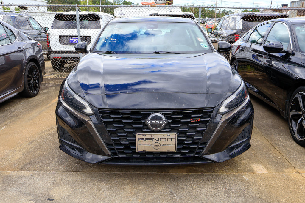 Used 2023 Nissan Altima 2.5 SR w/ SR Premium Package FWD image 3