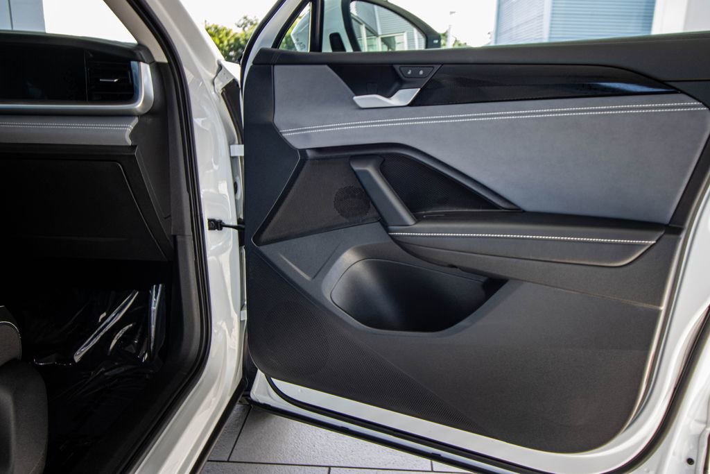 Certified 2025 Volkswagen Tiguan SE image 21