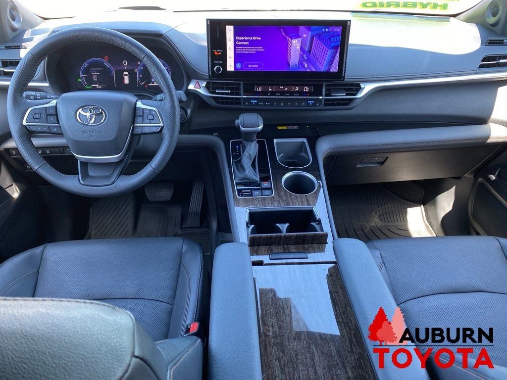 Used 2025 Toyota Sienna Platinum AWD/4WD image 32
