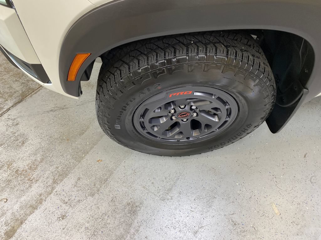 Used 2025 Nissan Frontier PRO-4X AWD/4WD image 11