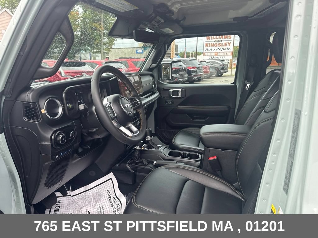 Used 2024 Jeep Wrangler Unlimited Sahara w/ Technology Group AWD/4WD image 15