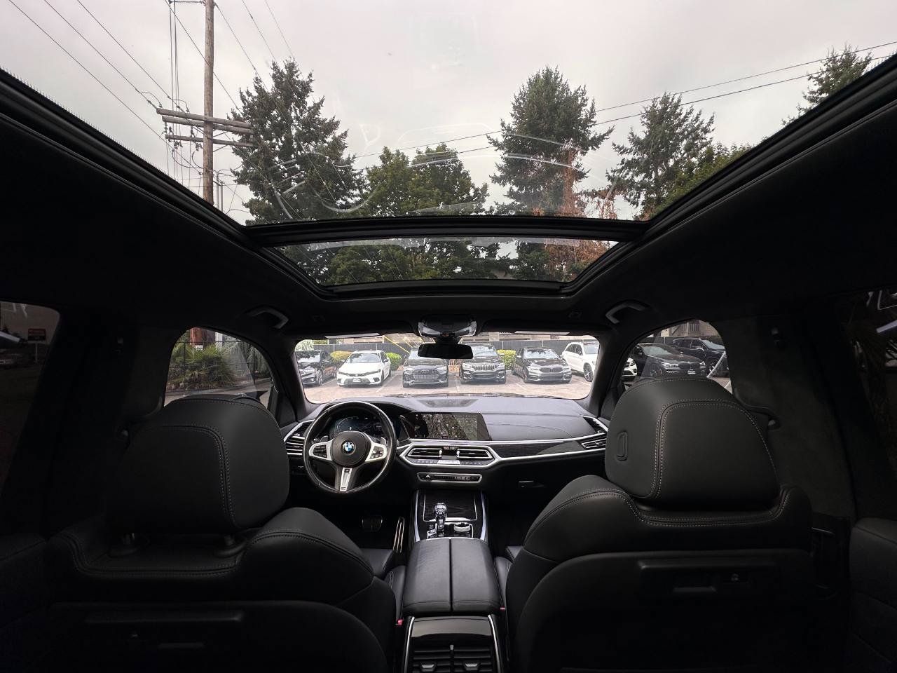Used 2022 BMW X7 xDrive40i w/ M Sport Package AWD/4WD image 8