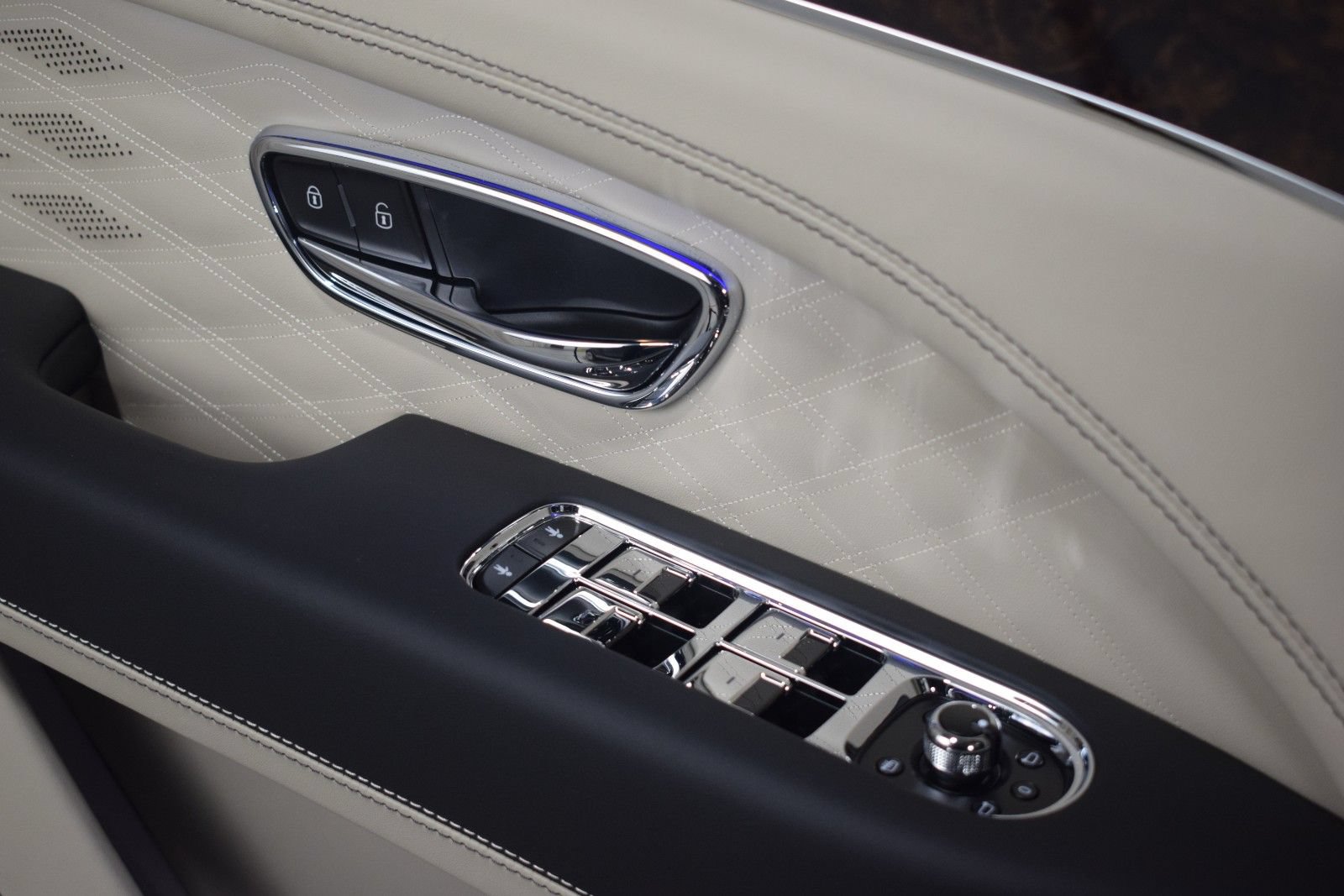 New 2025 Bentley Bentayga AWD/4WD image 40