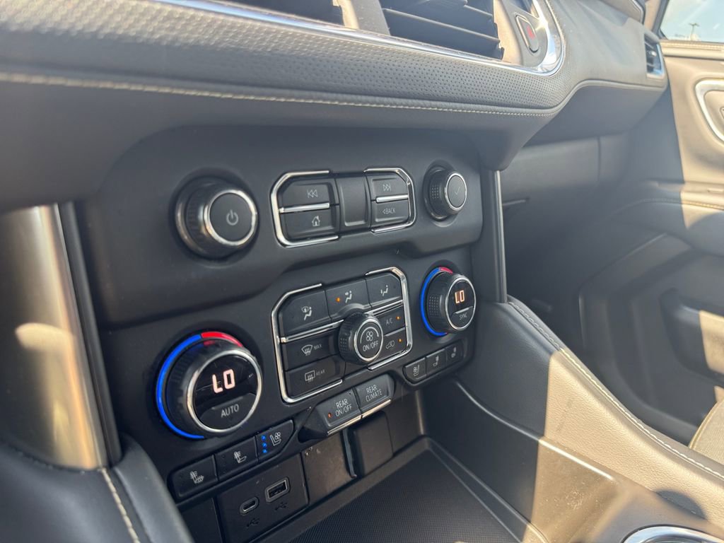 Used 2021 Chevrolet Suburban Premier w/ Premium Package image 16