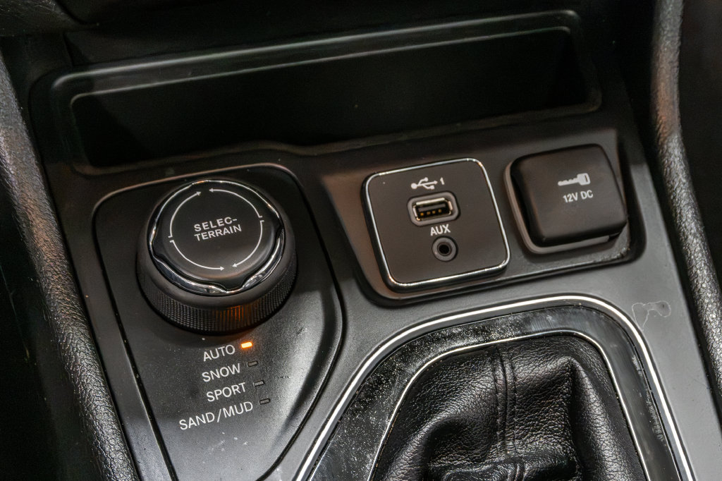 Used 2021 Jeep Cherokee Limited AWD/4WD image 21