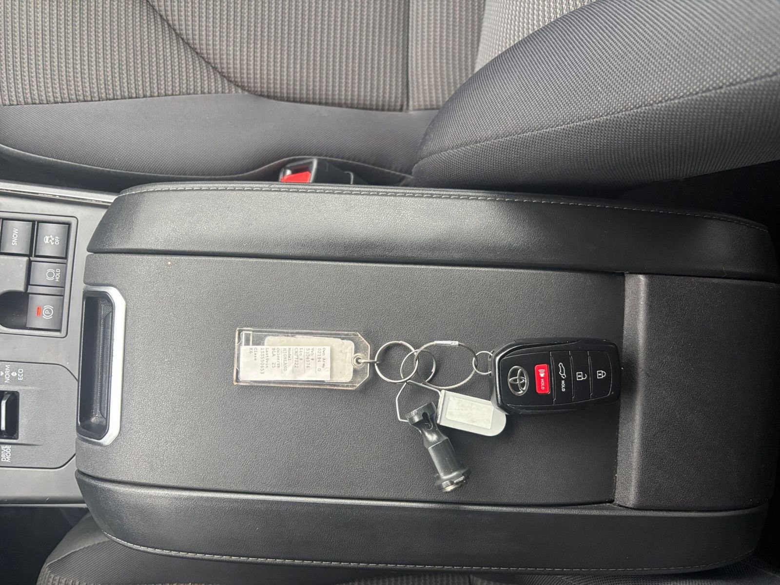 Used 2025 Toyota Highlander LE image 21