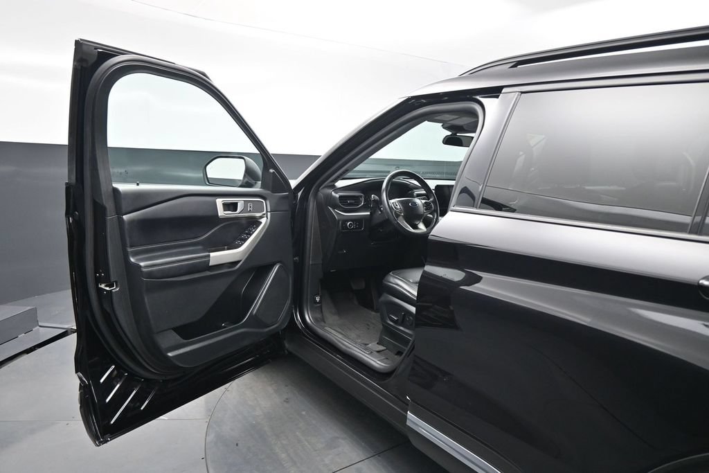 Certified 2023 Ford Explorer XLT w/ Equipment Group 202A RWD image 8