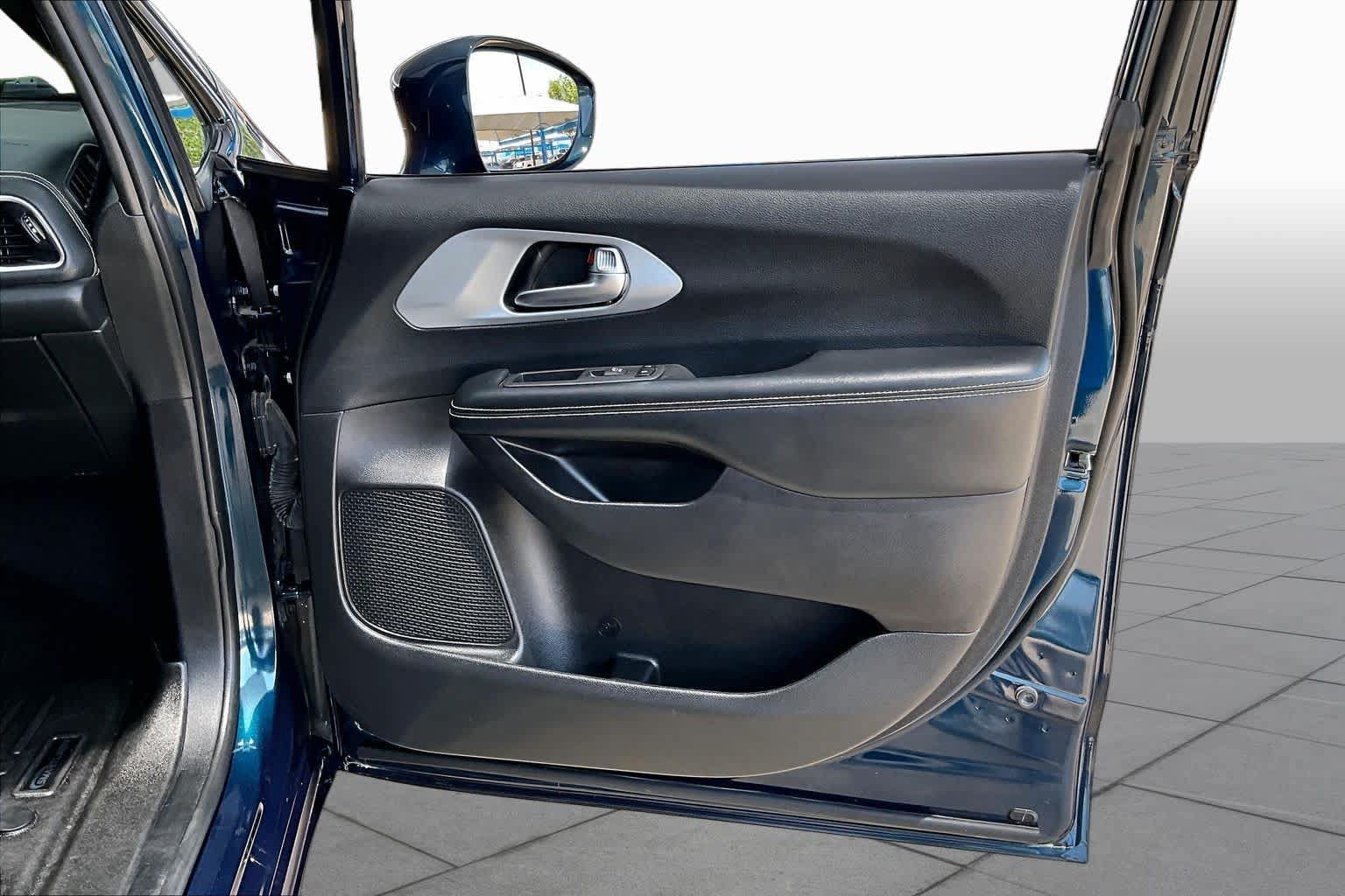 Used 2021 Chrysler Pacifica Touring w/ S Appearance Package FWD image 22