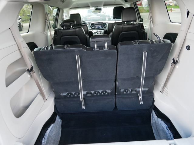 Used 2023 Chrysler Pacifica Touring-L FWD image 6
