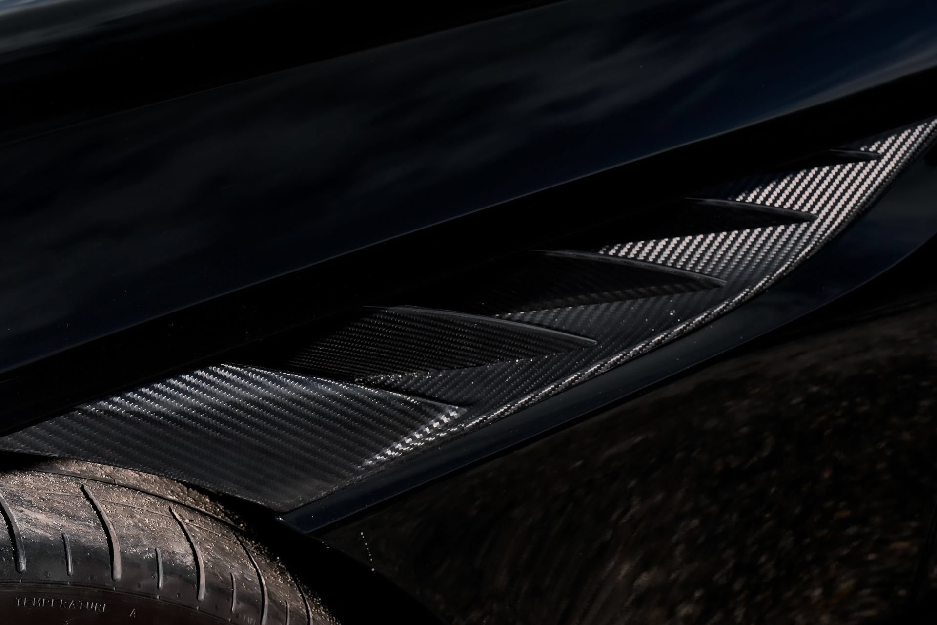 Used 2023 Aston Martin DBS Coupe RWD image 23
