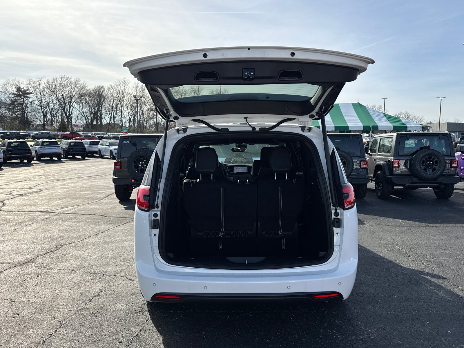 New 2026 Chrysler Pacifica Select w/ S Appearance Package FWD image 18