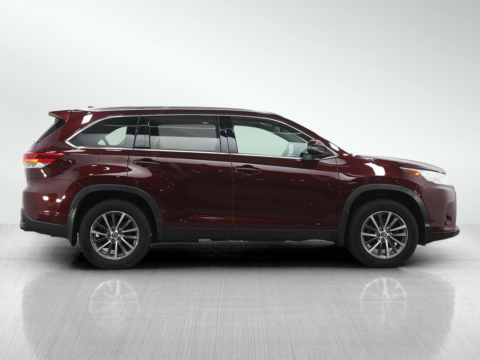 Used 2019 Toyota Highlander XLE AWD/4WD image 6