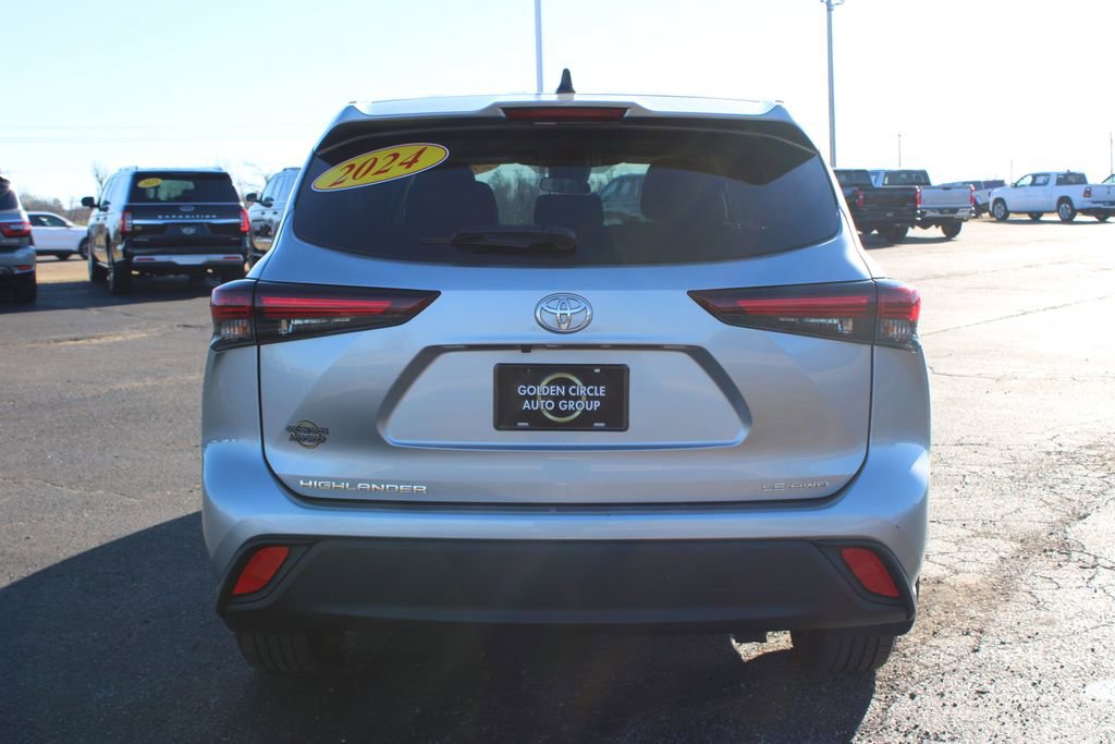 Used 2024 Toyota Highlander LE image 8