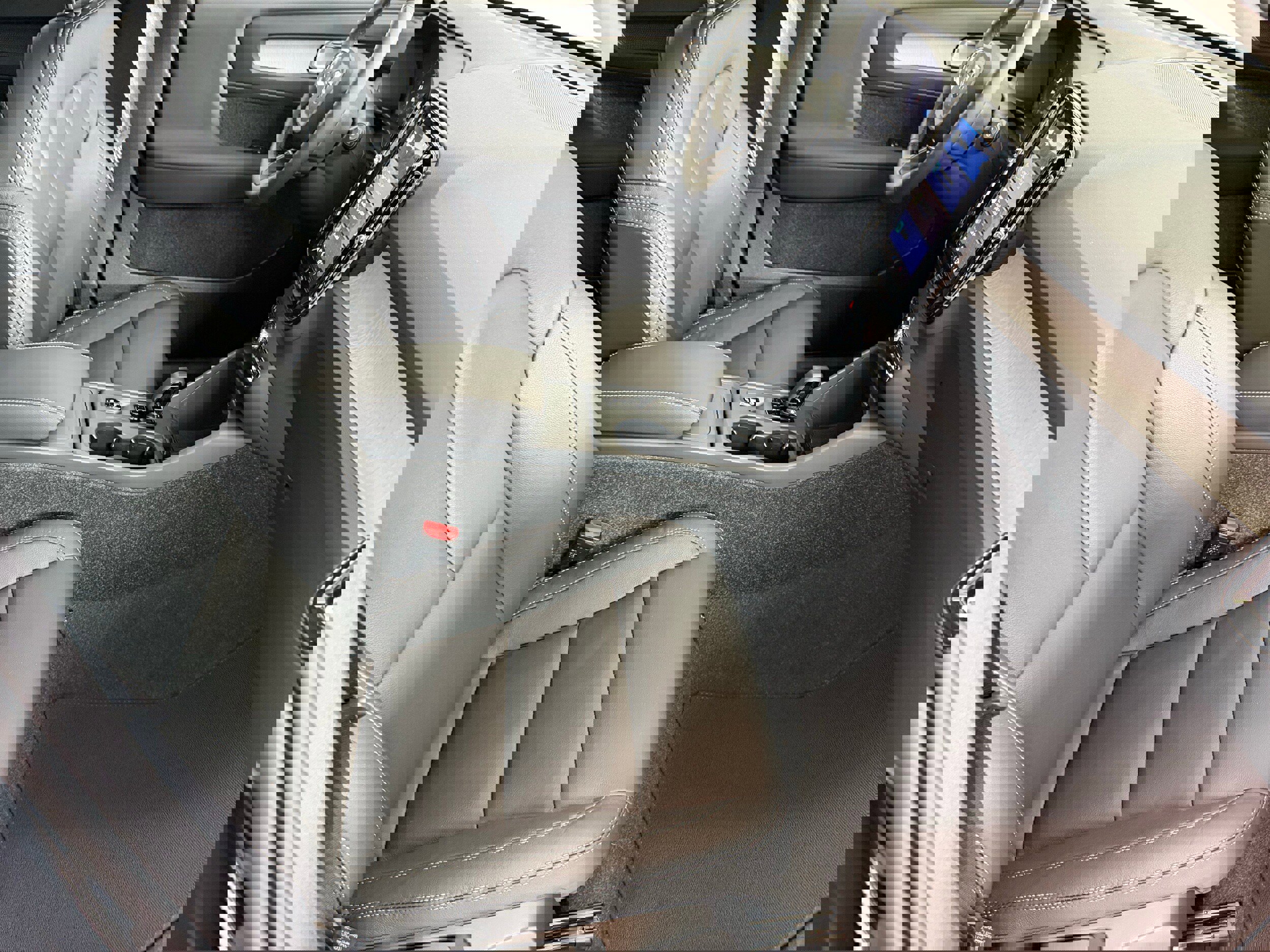 Used 2025 Volvo XC40 B5 Core w/ Protection Package Premier image 20