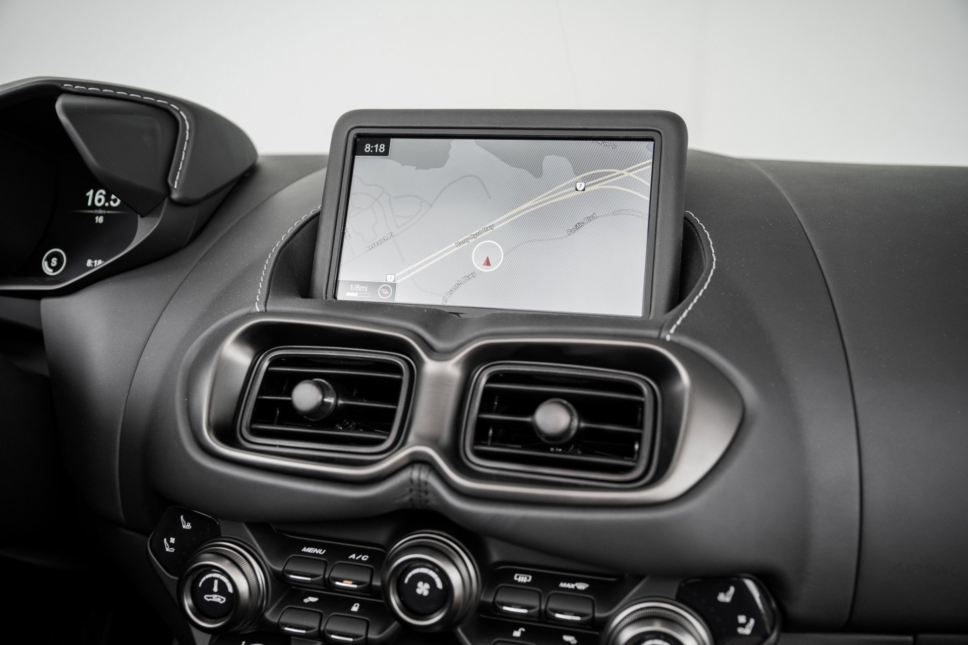 Used 2023 Aston Martin V8 Vantage Roadster image 10